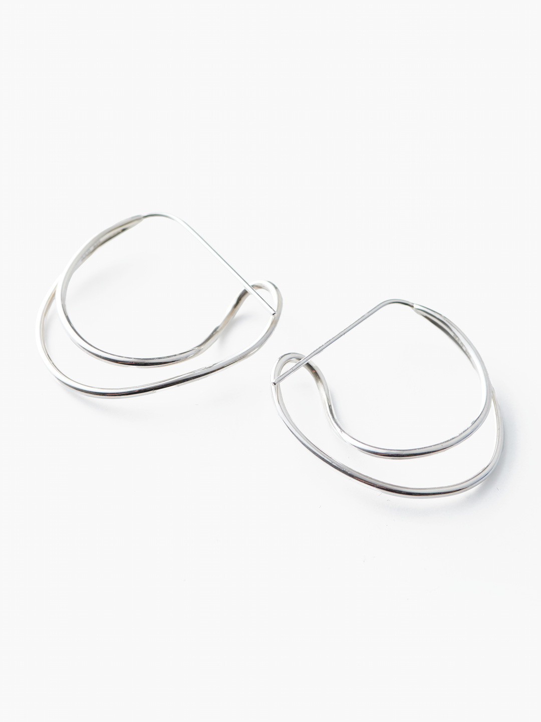 BAR Jewellery(バージュエリ＝） | クロスドゥ パス ピアス - シルバー