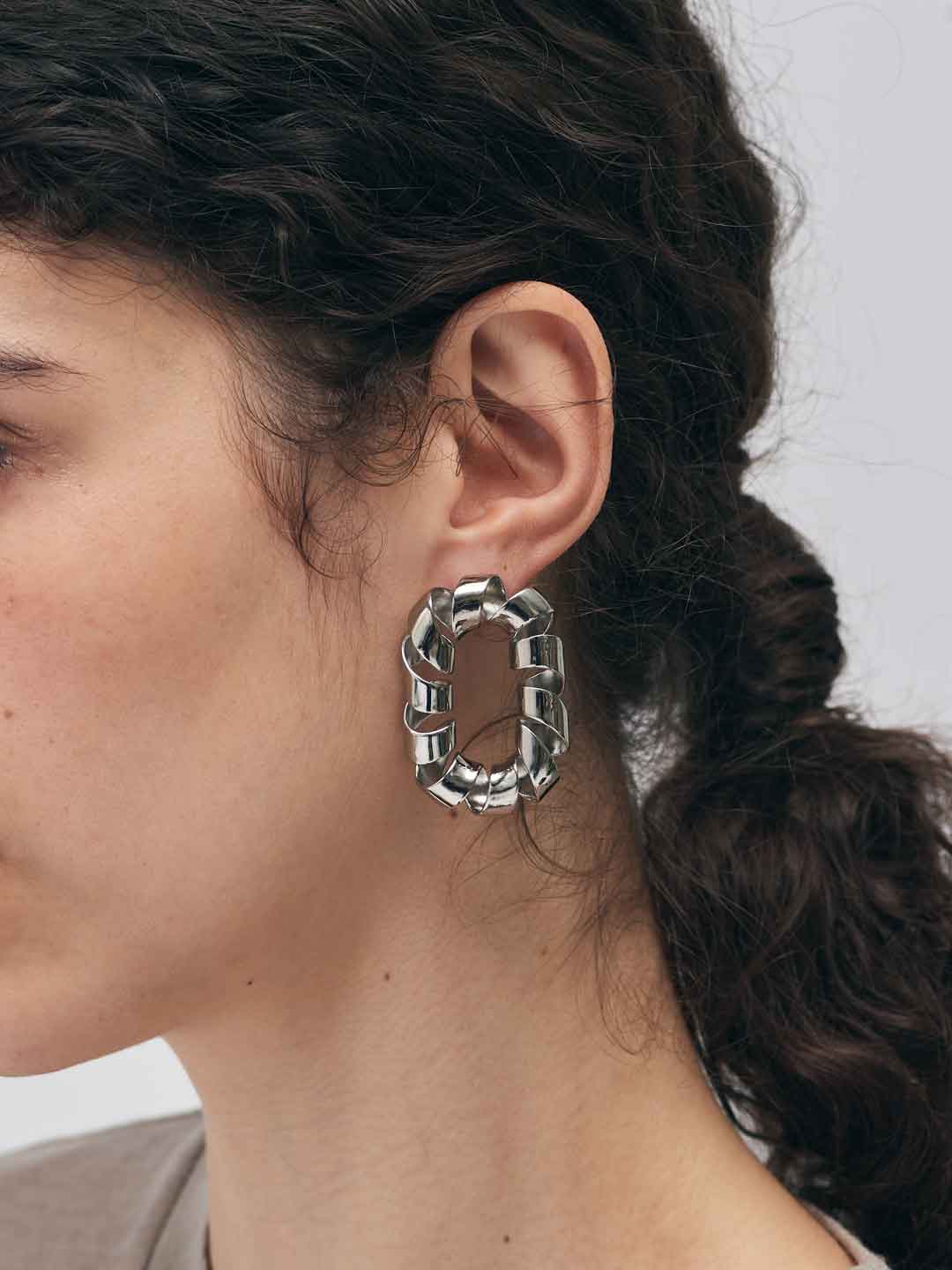 【関税込み】Rabanne シルバー XL Link Twist ピアス Rabanneのシルバー XL Link Twist ピアスがセール中