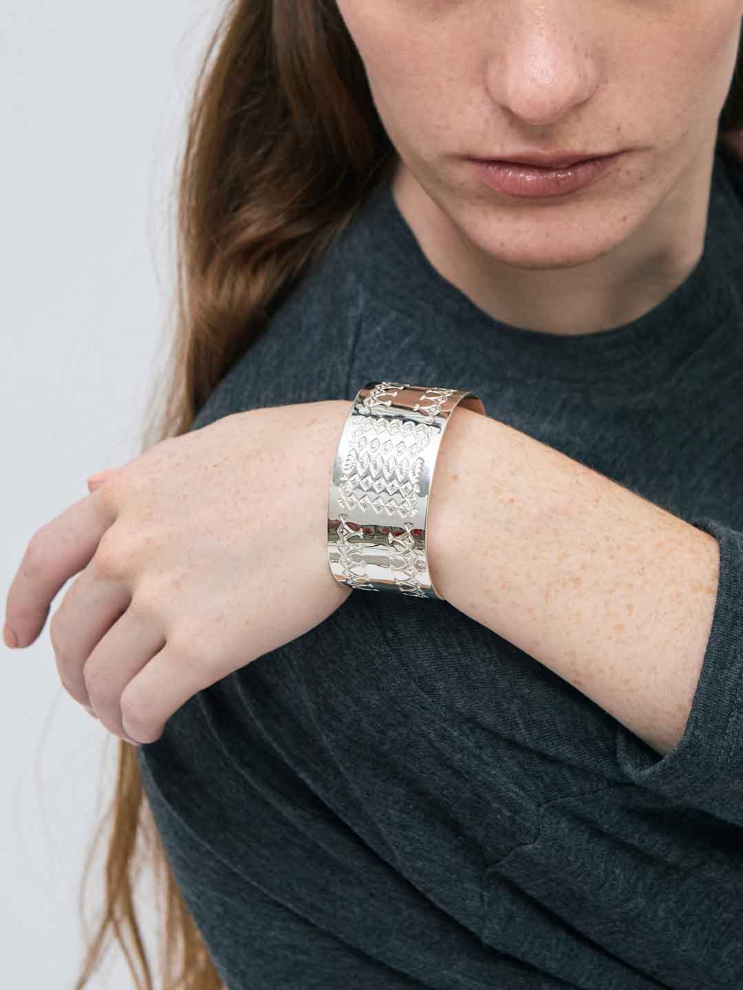 noaark(ノアーク) | クラウン リボンバングル 28MM - シルバー noaark(ノアーク) | クラウン リボンバングル 28MM - シルバー