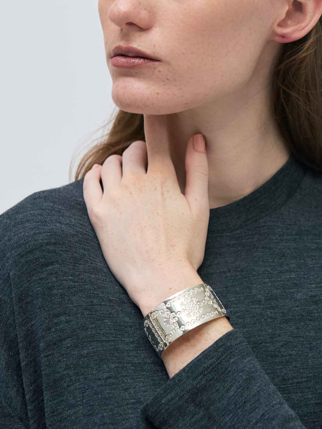 noaark(ノアーク) | クラウン リボンバングル 28MM - シルバー noaark(ノアーク) | クラウン リボンバングル 28MM - シルバー