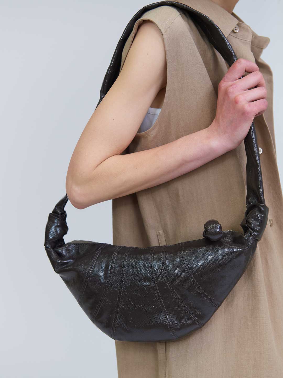 LEMAIRE(ルメール) | スモール クロワッサン バッグ - ブラウン LEMAIRE(ルメール) | スモール クロワッサン バッグ - ブラウン
