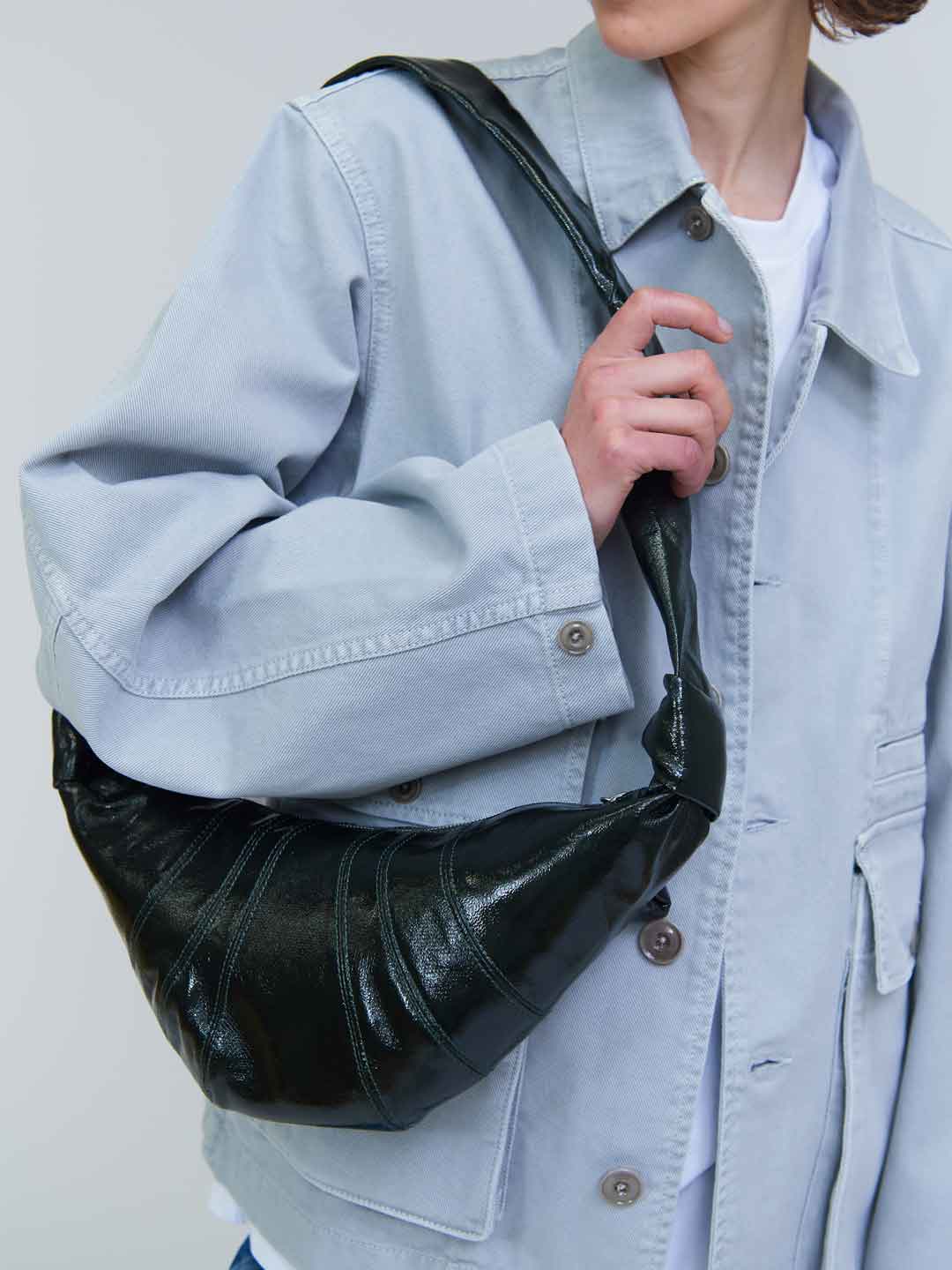 LEMAIRE グリーンスモール croissant クロワッサン バッグ Small Croissant Soft Bag in Black | LEMAIRE