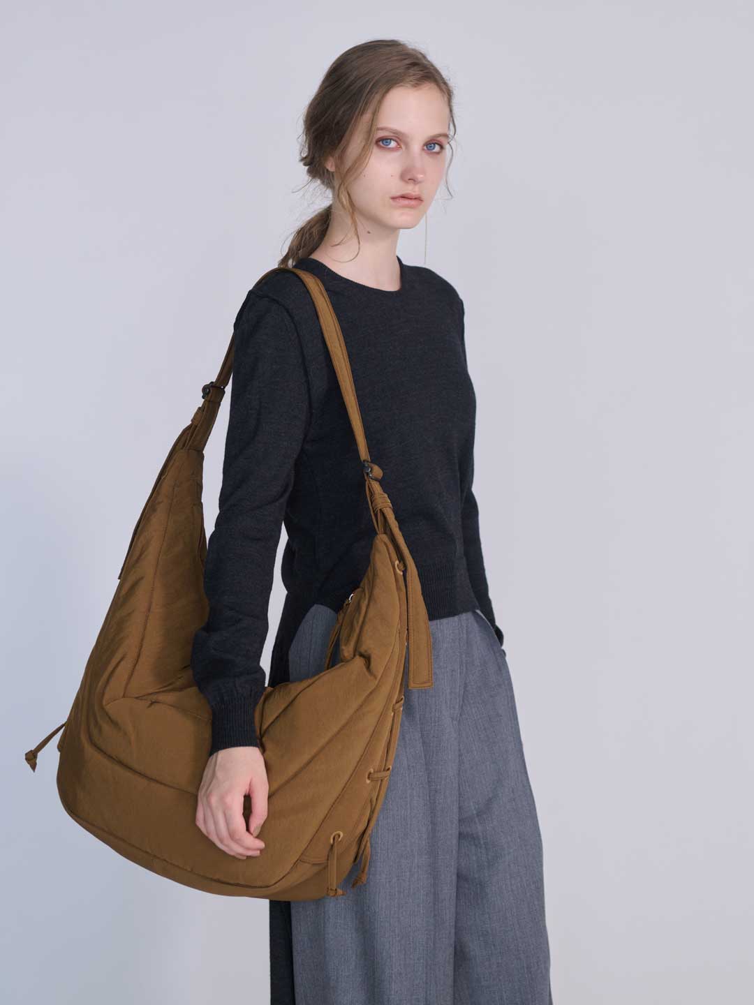 LE MAIRE(ルメール) | ラージ ソフト ゲーム バッグ - タン | ESCAPERS LE MAIRE(ルメール) | ラージ ソフト ゲーム バッグ - タン | ESCAPERS