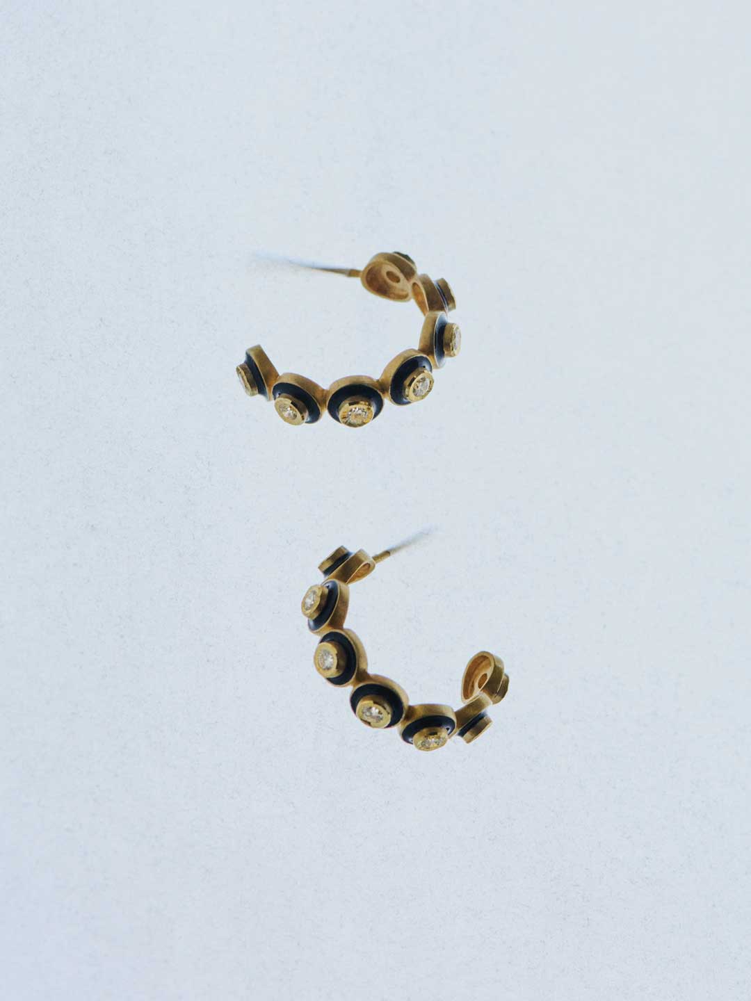 白露 K18 Diamond With Enamel Hoops - Yellow Gold