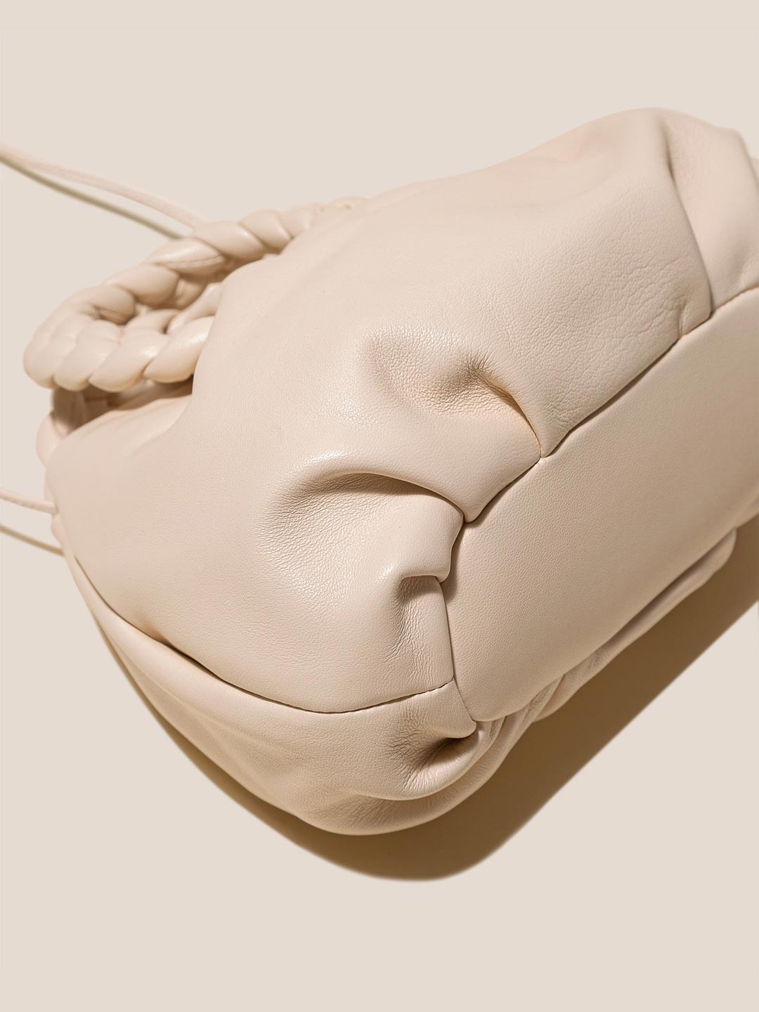 未使用　へリュー　HEREU 編み込みハンドル ハンドバッグ アイボリー 未使用 へリュー HEREU 編み込みハンドル ハンドバッグ