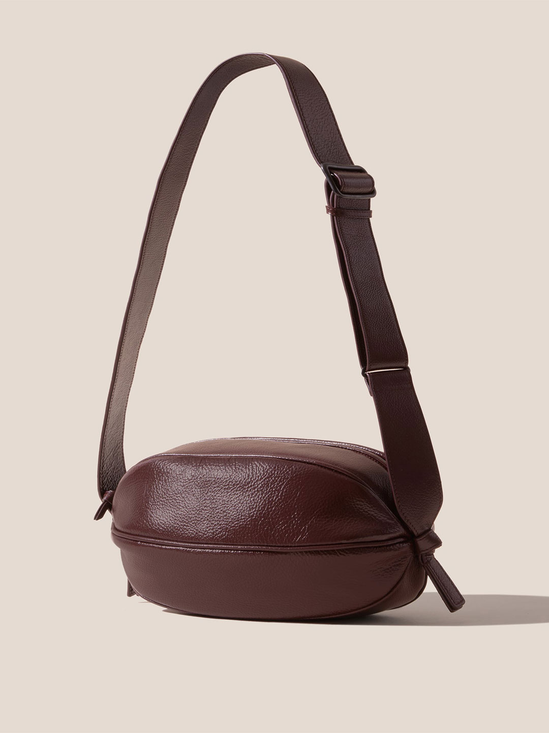 BOYA L DISTRESSED - Ball-Shaped Crossbody Bag - Burgundy
