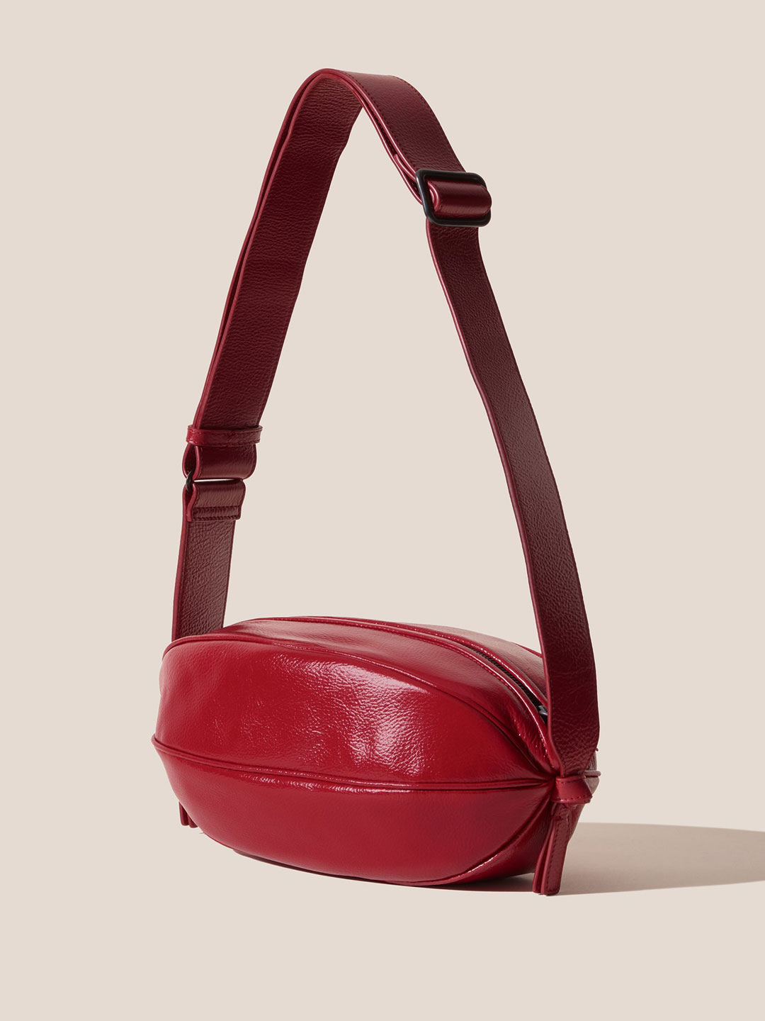 BOYA L DISTRESSED - Ball-Shaped Crossbody Bag - Red