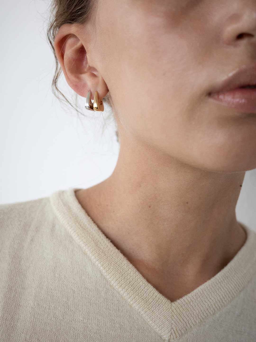 Tote Huggie Piereced Earring - Silver