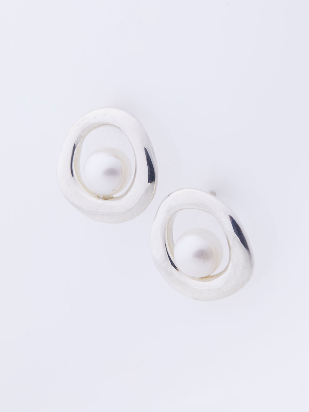 Nested Pearl Imperfect Circle Pierced Earrings - Silver