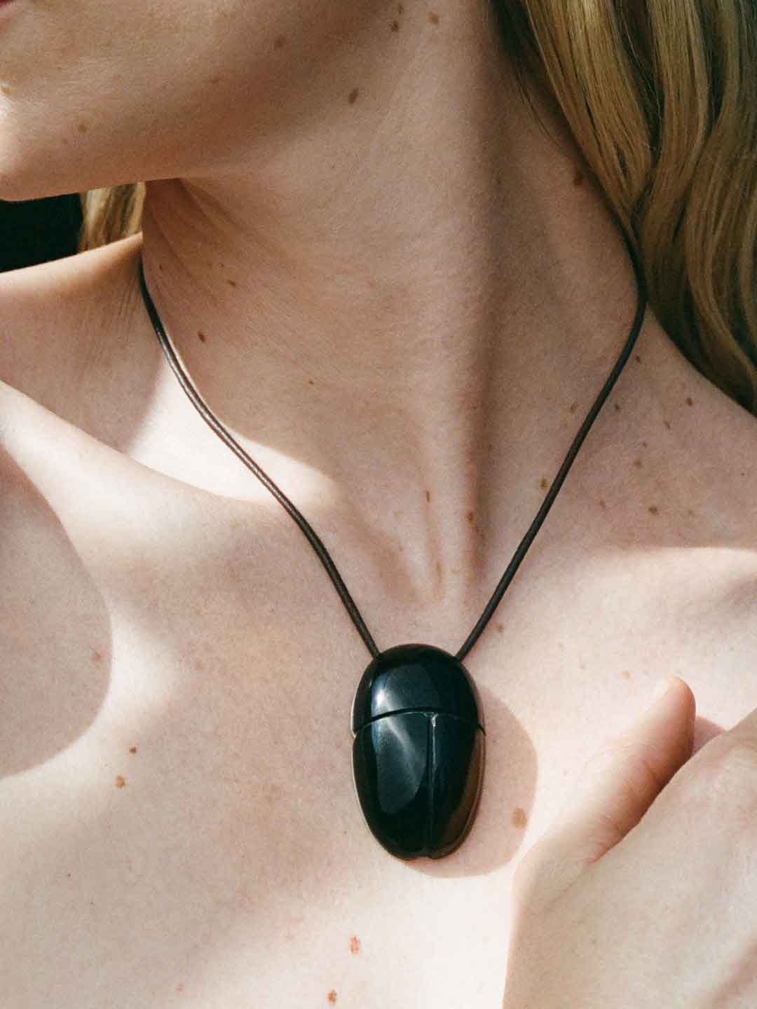 Scarab Choker Onyx - Silver